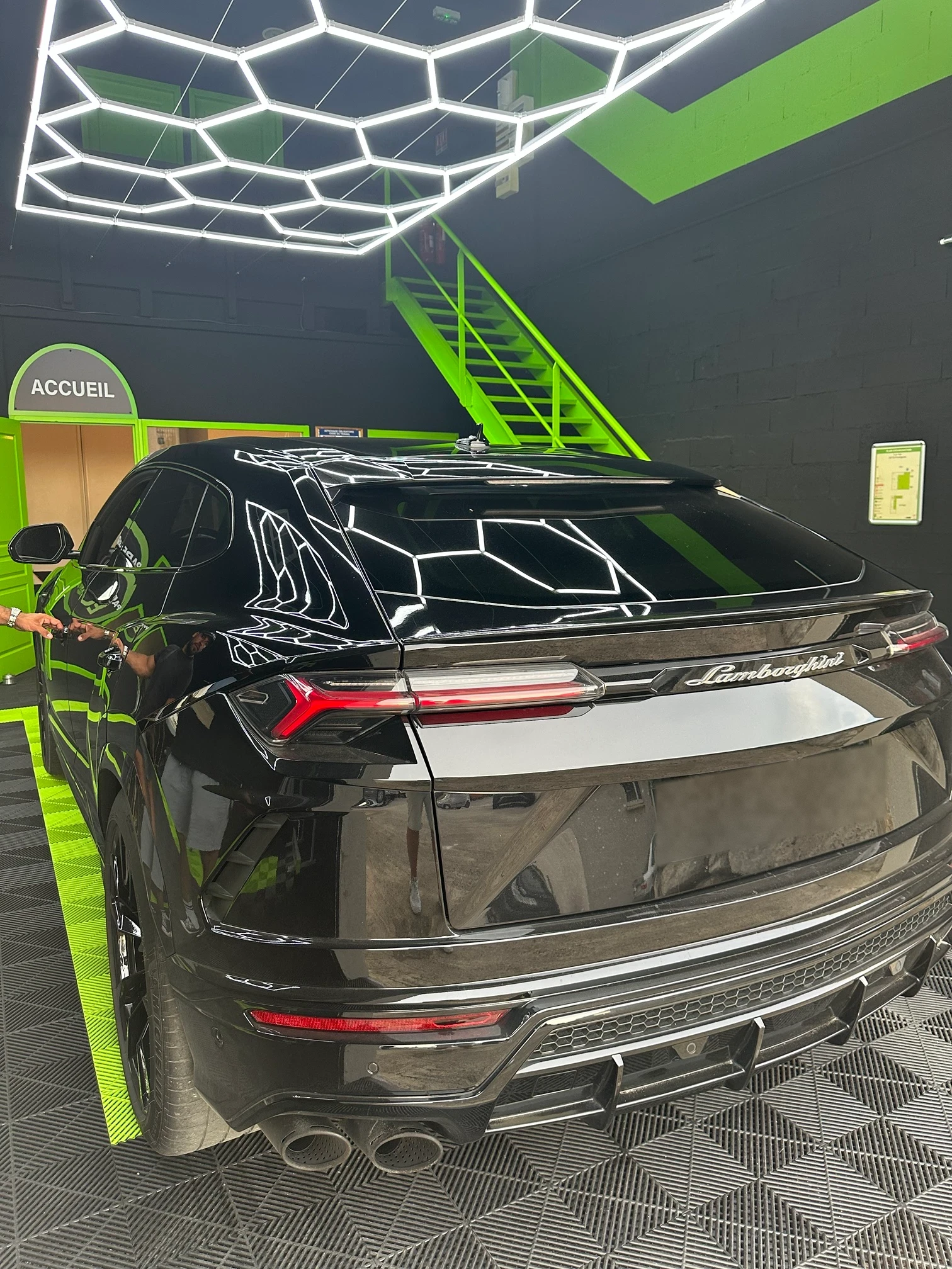 Lamborghini Urus dans notre atelier de vitrage automobile à Frontignan, près de Sète